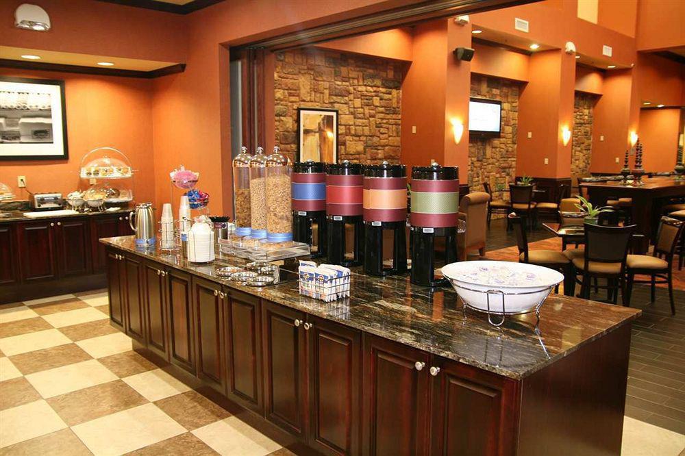 Hampton Inn & Suites Mission Restoran gambar