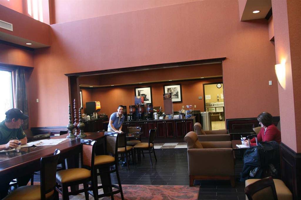 Hampton Inn & Suites Mission Restoran gambar